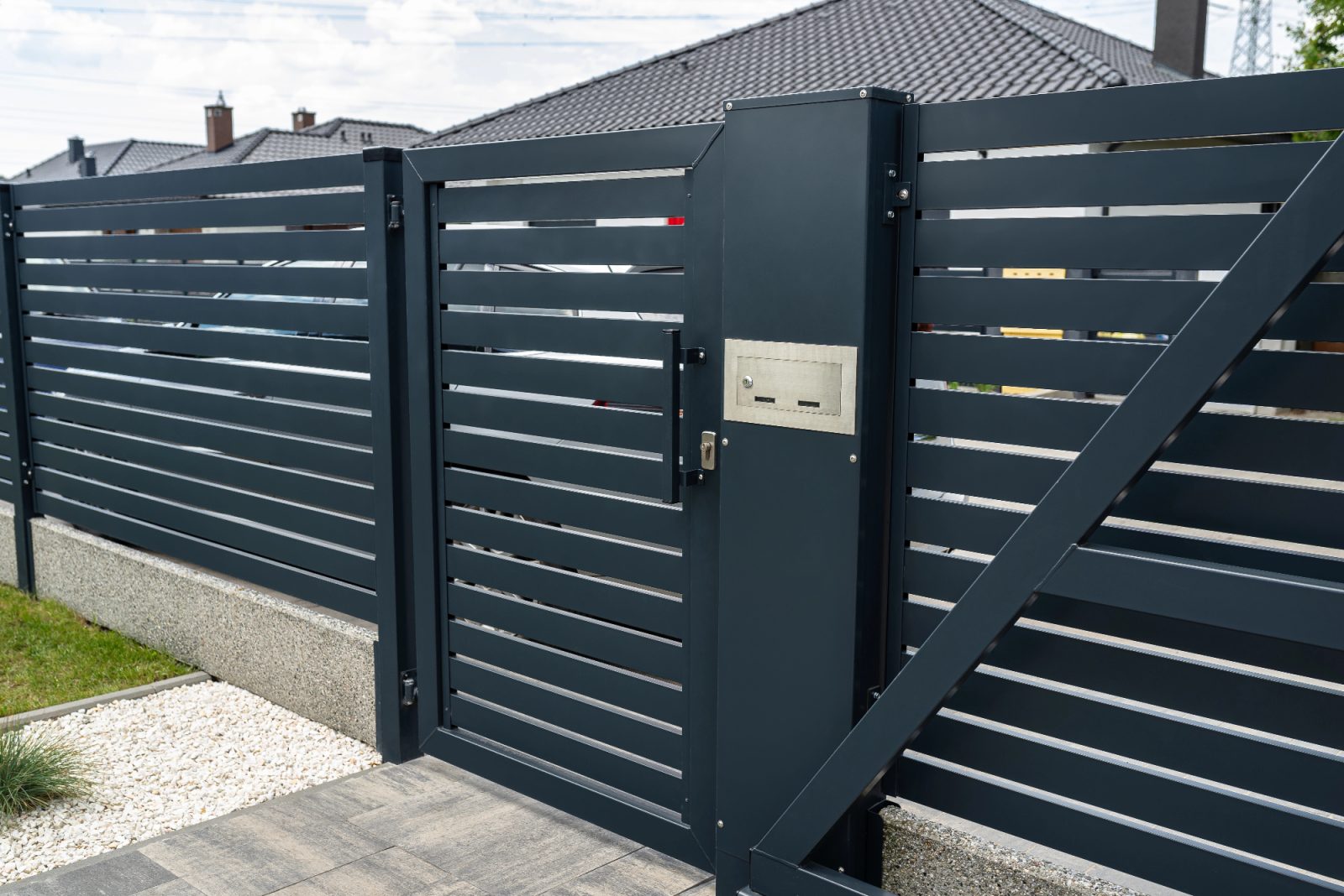 Panelne ograje so lepo popestrile moj vrt